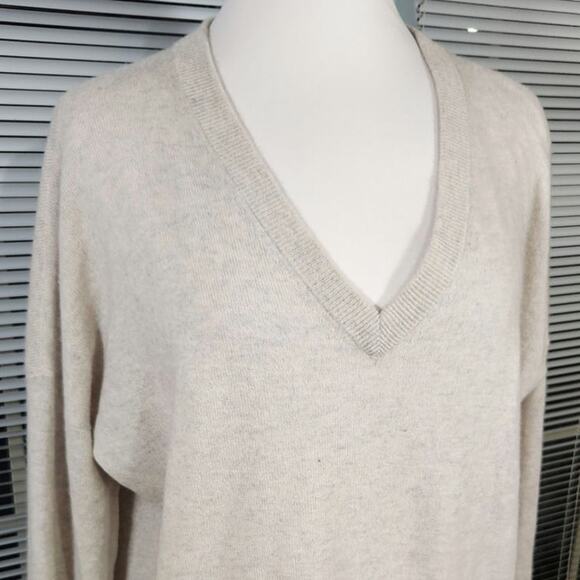 C by Bloomingdales $229 Medium 100% Cashmere Light Gray Beige V-Neck Sweater - Picture 2 of 14